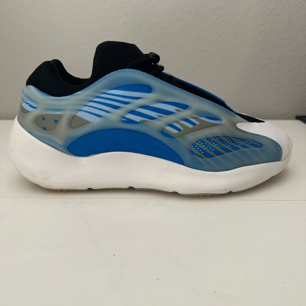 Size 9.5 - adidas Yeezy 700 V3 Arzareth